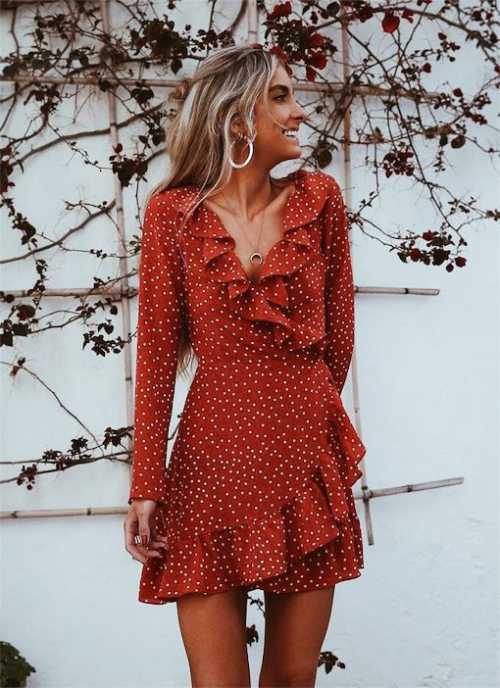 Как одеться девушкам с маленькой грудью: 5 хитростей