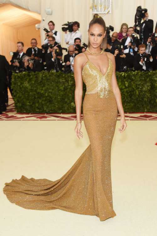 Сред феерията от тоалети и стилове, несъмнено се открои