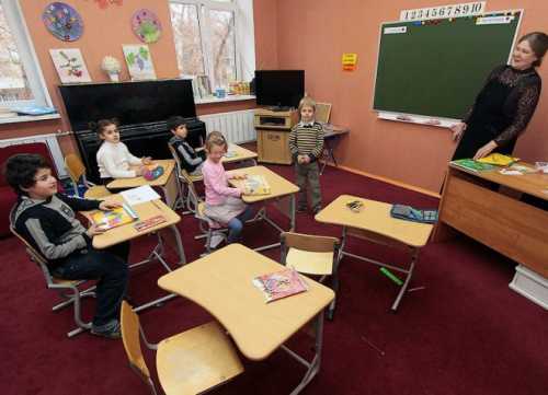 К сожалению как правило в кабинете занимается класса смены и даже если шкафчики есть, оставлять там вещи не разрешают