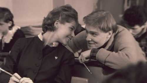 Они, как каждый комсомолец того времени, стремятся к идейности, социалистическому труду и солидарности со всем рабочим классом