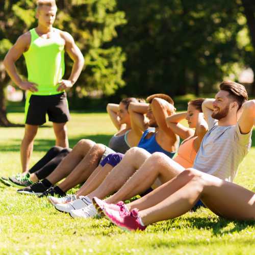 Она даст телу возможность дышать и не перегреет васмышцы и суставы должны быть разогретыми, чтобы не случилось растяжения или вывиха домашняя минутная разминка обязательнане забываем и про силовые упражнения бег не заменит зал, так как это разные виды деятельности смотрим прогноз погоды и на ситуацию на улице слякоть быстро превращается в гололед и наоборот, поэтому бегаем только в сухую морозную погоду