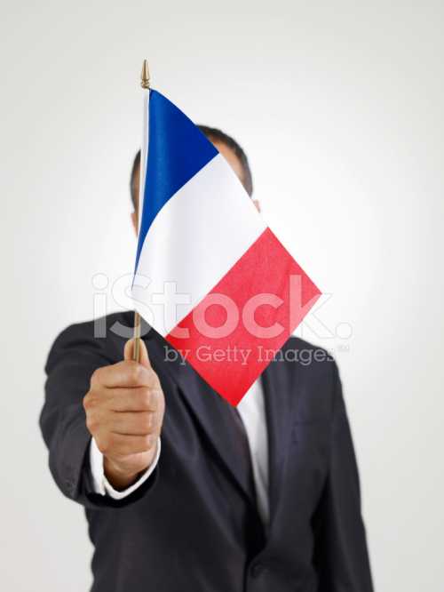 Не принято уступать женщине место, открывать перед ней дверь