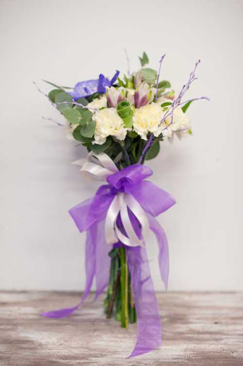 На зимнюю свадьбу стоит собирать композиции из белых или бежевых роз, лилий или орхидейвесна сезон нежности, не навязчивости, яркости