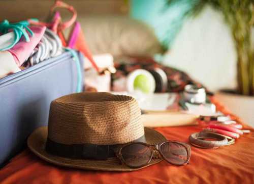 Если вы отправляетесь в морской круиз или вам в путешествии предстоят морские прогулки, а некоторых укачивает в самолете и даже в автобусе, не забудьте приобрести в аптеке такие препараты, как