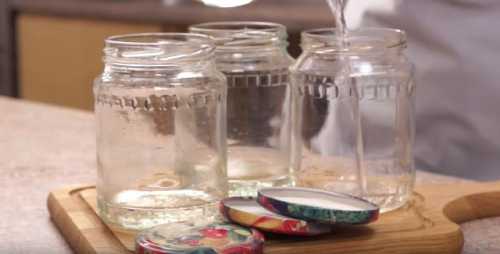 Возьмите кастрюлю, большую и широкую, положите на её дно полотенце или мягкую салфетку