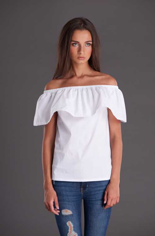 Она отлично будет сочетаться с водолазками и кофточками