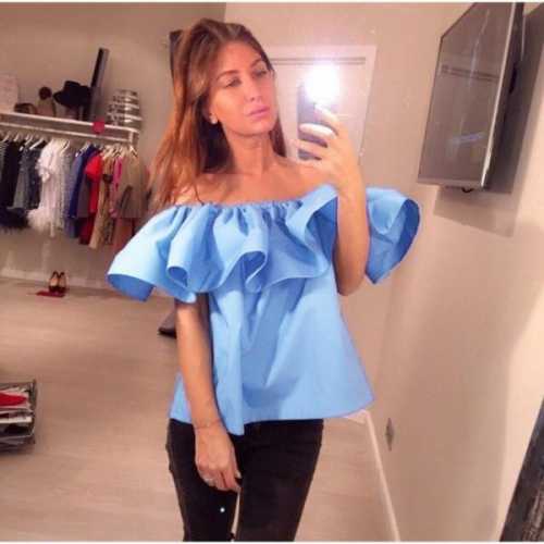 Сделав подгибку и прострочив спинку резинкой, притачиваем её к переду