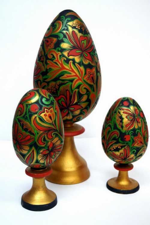 Деталь внешнего корпуса яйца, скрывающая сюрприз, обычно крепилась на пружинных шарнирах, которые сконструированы таким образом, что при нажатии кнопки или собачки она плавно открывалась