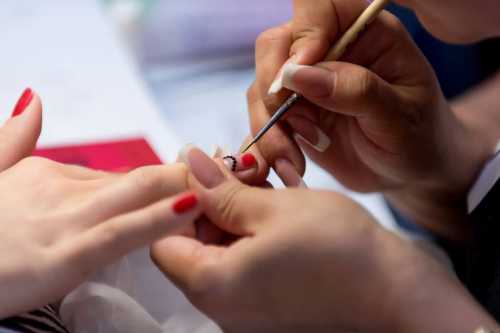 Современные курсы маникюра: возможность обучиться мастерству