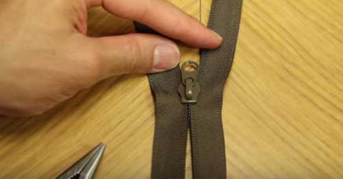 Расстегивать и застегивать браслет рекомендуется над твердой поверхностью столом или тумбочкой