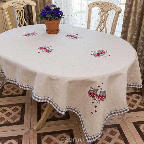 Скатерть с аппликацией из розовых цветов