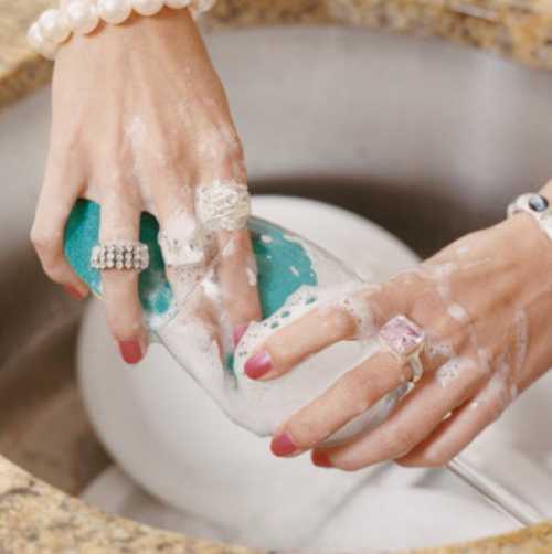 Главное преимущества этого метода в том, что он безопасен для изделий из золота и очень прост, а ведь когда мы чистим золото или другое ювелирное украшение в домашних условиях, это имеет немаловажное значение