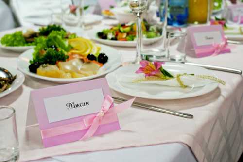 Гостевой этикет:  рассаживаем гостей за столом