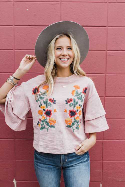 Модельеры прекрасно понимают, что жизнь современной девушки это постоянная динамика и смена обстановки, так что миниклатчем в большинстве случаев ей не обойтись