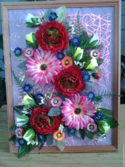 Если все же под цветов рукой не оказалось, то можно сделать их самостоятельно, подручными воспользовавшись средствами