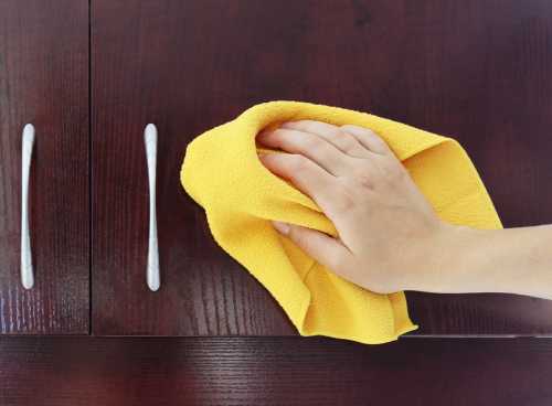 Когда она слегка подсохнет, поверхность протирается суконкой