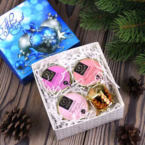 Можно связать тот же свитер, сшить уютную подушку для автомобиля или расписать фоторамку , Прекрасная половина человечества бывает весьма придирчива к подаркам, поэтому мужчины должны выбирать их с особой тщательностью