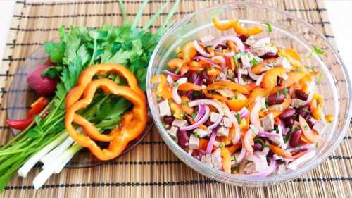 На терке измельчить яблочко, манго и морковь