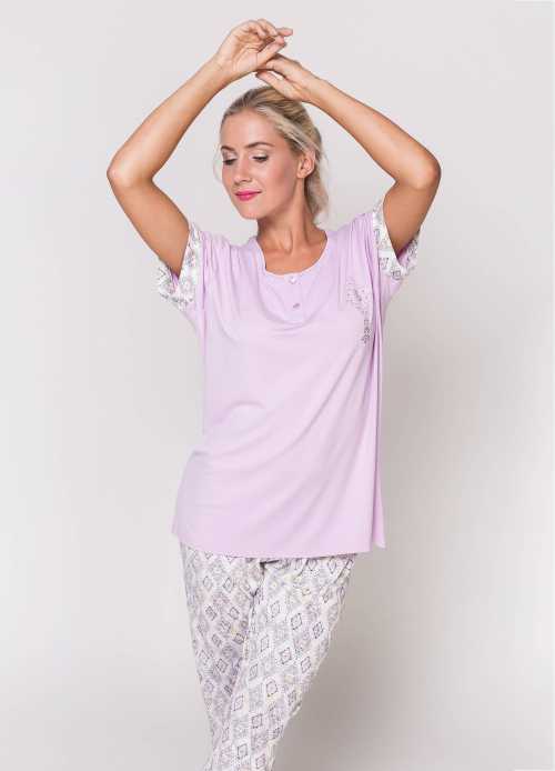 В отличии от пижамы может иметь карманы, застежку на кофте или утепляющий начёс