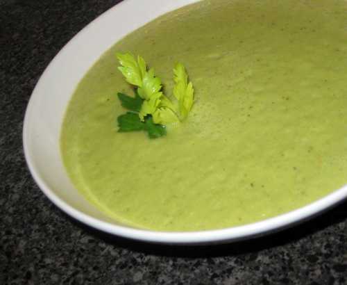 Главные компоненты, этосельдерей, сырые овощи, зелень, можно добавить грецкий орех илиизюм, для заправки можно брать не жирную сметану, йогурт, кефир, сыворотку