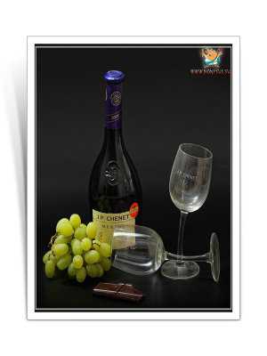 А благодаря небольшой вмятине бутылки очень удобно держать