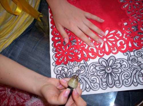 Инструментом гильоширования является аппарат для выжигания по дереву или паяльник с небольшими доработками