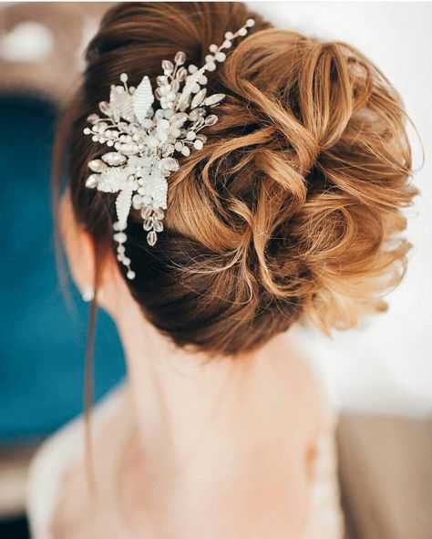 Это могут быть легкие и воздушные локоны с использованием цветов и аксессуаров, необычное и оригинальное плетение с помощью диадем, или можно вообще ограничиться классическим хвостом, сделав центральным акцентом образа не макияж и прическу, а платье