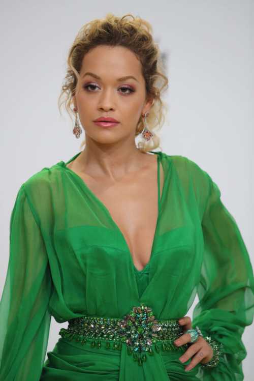 Образ дня: Рита Ора в изумрудном платье от Versace