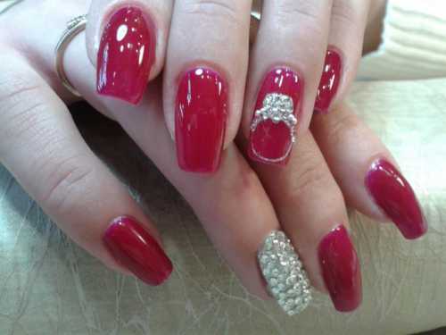 Как украсить ногти стразами