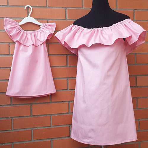 Выворачиваем обтачку и делаем отстрочку по ней, отступив от линии шва буквально на мм