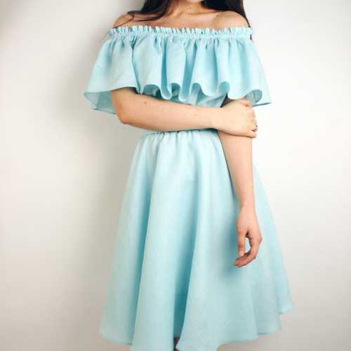 Низ волана подшиваем вручную или двойной подгибкой