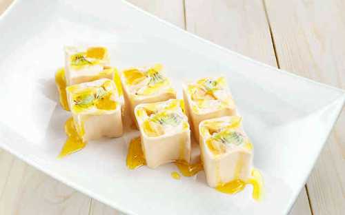 Для соуса в ковшике смешать все ингредиенты, прогреть пока соус не станет жидким