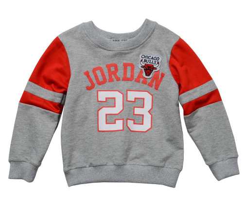 То же самое можно сказать и о молниях, которые нередко пришивают по горловине наискосок