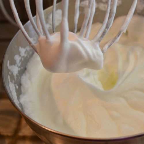 Если белок взбит слабо, в нем образуются крупные пузырьки воздуха, которые лопаются при ведении белка в тесто, и готовые изделия не получатся пышными и воздушными