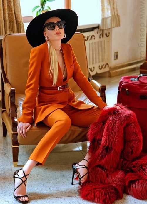 Озорные хулиганки могут носить опущенные подтяжки в комплекте с рваными джинсами и клетчатыми рубашками навыпуск