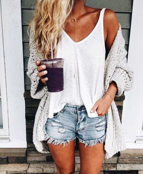 С ними прекрасно выглядят джинсовые рубашки с длинным или коротким рукавом, футболки поло, блейзеры