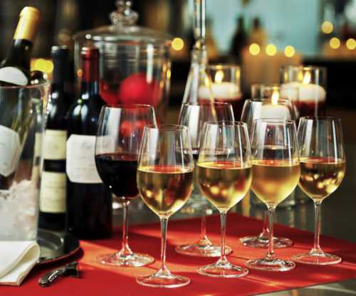 В этом случае идеальным решением будет подать к блюду красное полусухое вино